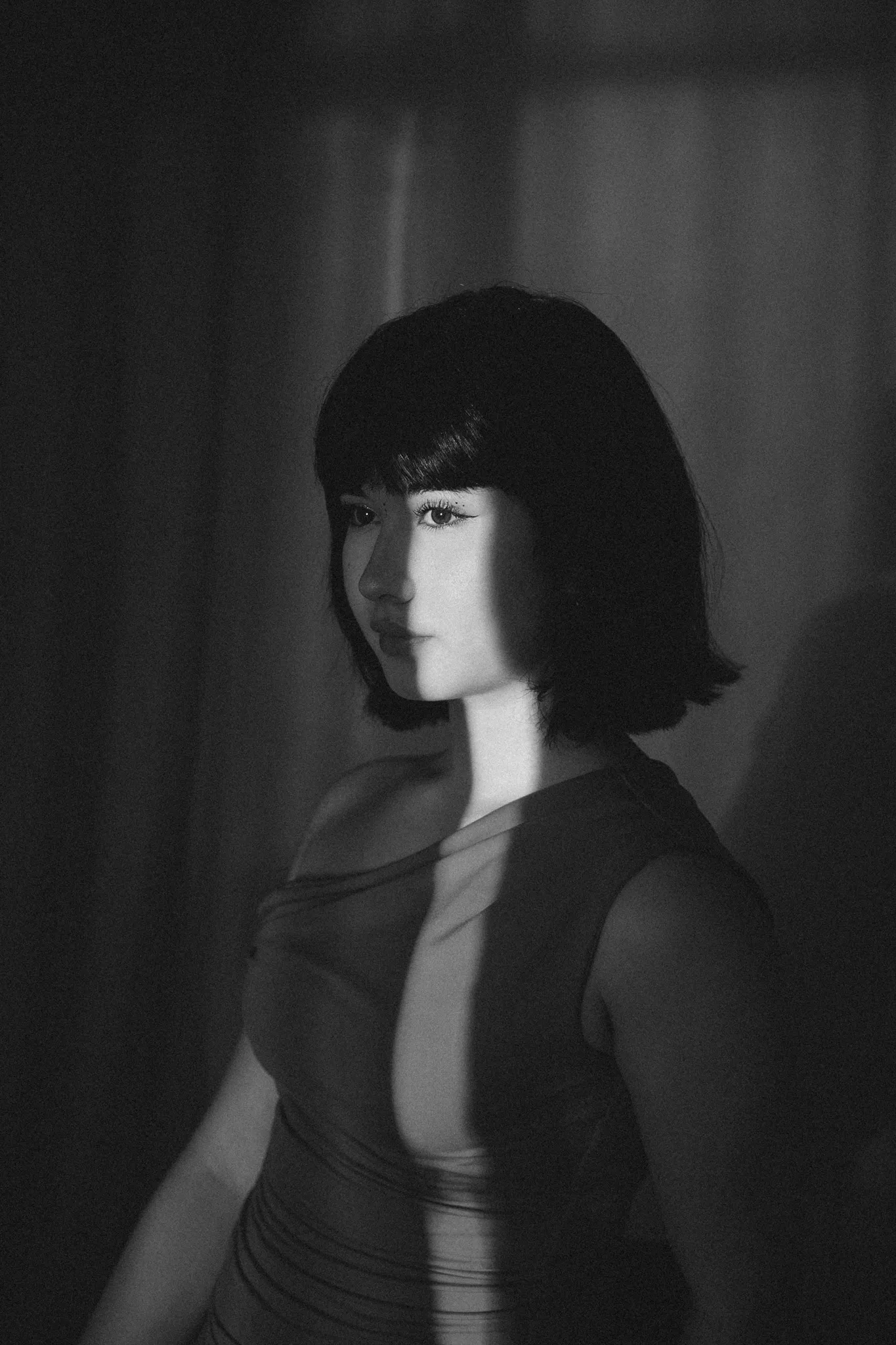Retrato preto e branco de mulher com corte chanel em luz suave
